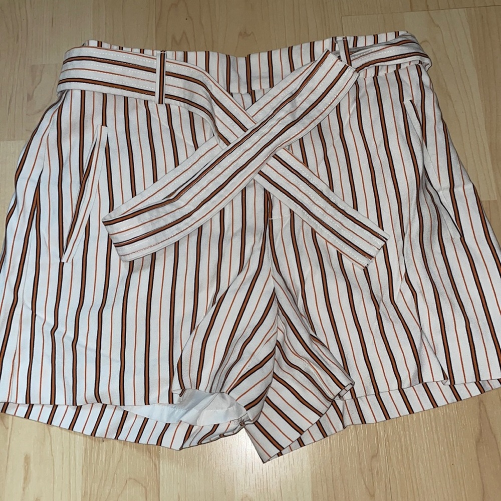 Nine West: Size Small: Shorts with tie feature